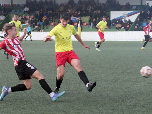 (Fotos) El Mercadal logra una importante victoria ante el Campos y se aleja del descenso