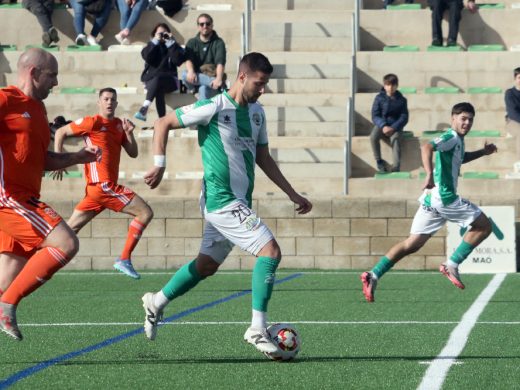 (Fotos) El Migjorn cae ante el Platges y sigue sin encontrar el camino del triunfo