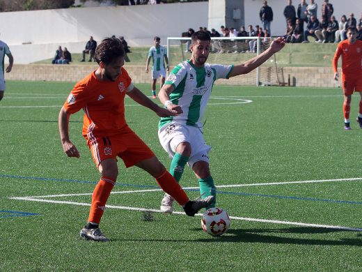 (Fotos) El Migjorn cae ante el Platges y sigue sin encontrar el camino del triunfo