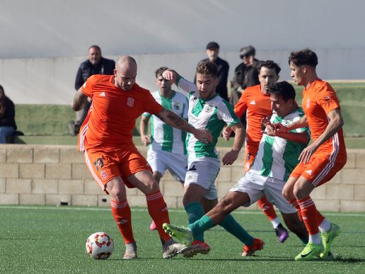 (Fotos) El Migjorn cae ante el Platges y sigue sin encontrar el camino del triunfo