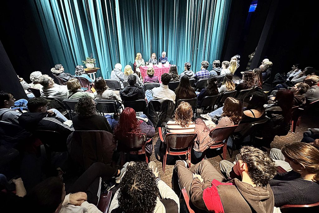 Lleno en el Orfeó Maonès para la presentación del libro (Fotos: Tolo Mercadal)