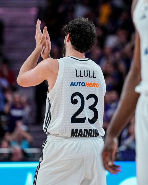 Llull, aplaudiendo a la grada ayer en Madrid.