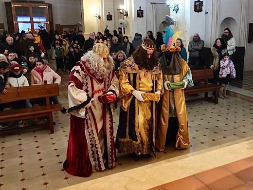 (Fotos) Los más pequeños de Sant Lluís celebran la llegada de los Reyes Magos