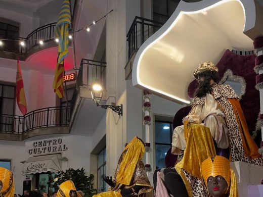 (Fotos) La cabalgata de los Reyes Magos ilumina Alaior