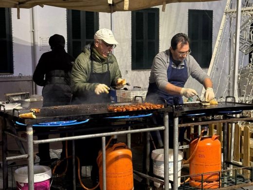 (Fotos) Torrada popular en Sant Lluís: el frío no impide disfrutar de la tradición