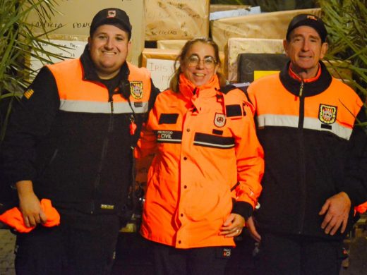 (Fotos) Los Reyes Magos recorren Ferreries a caballo repartiendo ilusión y regalos