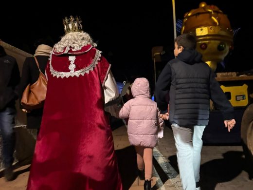 (Fotos) Los más pequeños de Sant Lluís celebran la llegada de los Reyes Magos