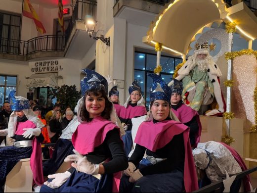 (Fotos) La cabalgata de los Reyes Magos ilumina Alaior