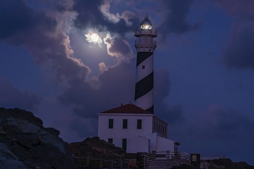 Luna llena  junto al Faro de Favàritx.