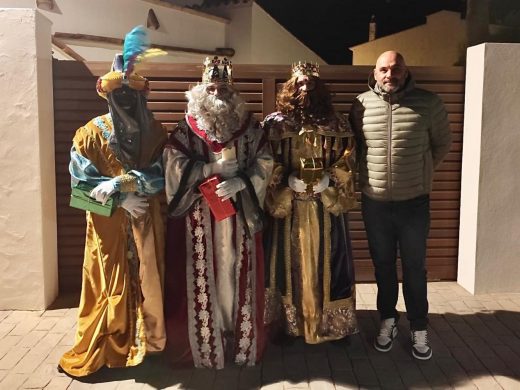 (Fotos) Los más pequeños de Sant Lluís celebran la llegada de los Reyes Magos