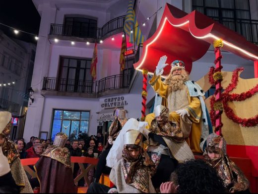 (Fotos) La cabalgata de los Reyes Magos ilumina Alaior