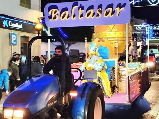 (Fotos) Los más pequeños de Sant Lluís celebran la llegada de los Reyes Magos