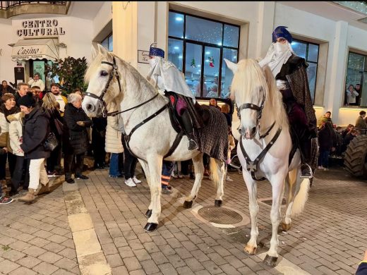 (Fotos) La cabalgata de los Reyes Magos ilumina Alaior