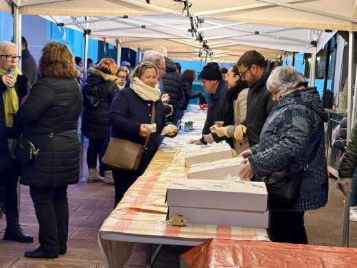 (Fotos) Torrada popular en Sant Lluís: el frío no impide disfrutar de la tradición