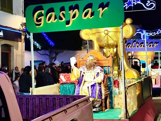 (Fotos) Los más pequeños de Sant Lluís celebran la llegada de los Reyes Magos