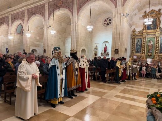 (Fotos) La cabalgata de los Reyes Magos ilumina Alaior