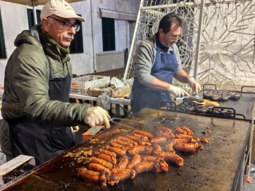 (Fotos) Torrada popular en Sant Lluís: el frío no impide disfrutar de la tradición