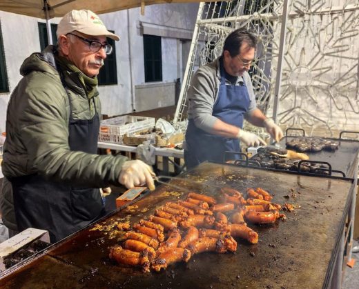 (Fotos) Torrada popular en Sant Lluís: el frío no impide disfrutar de la tradición