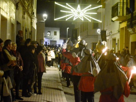 (Fotos) Los Reyes Magos recorren Ferreries a caballo repartiendo ilusión y regalos