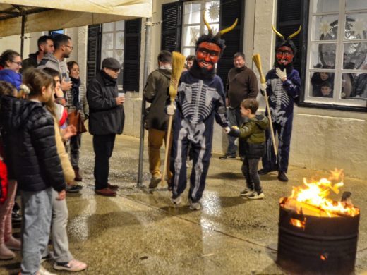 (Fotos) Sant Climent celebra su tradicional ‘torrada i salida de dimonis’