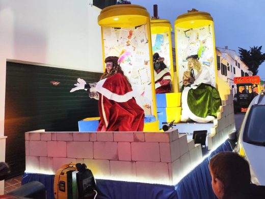 (Fotos) Los más pequeños de Sant Lluís celebran la llegada de los Reyes Magos