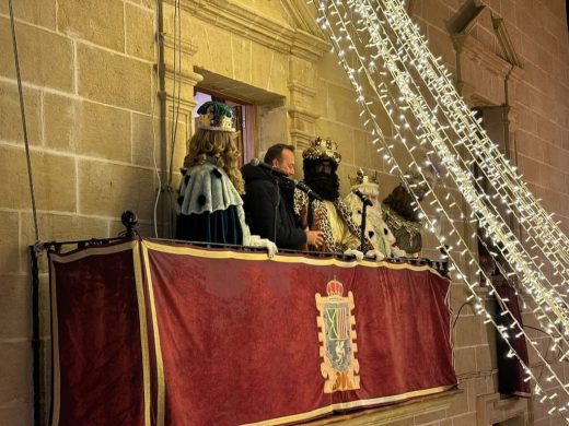 (Fotos) La cabalgata de los Reyes Magos ilumina Alaior