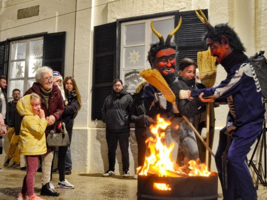 (Fotos) Sant Climent celebra su tradicional ‘torrada i salida de dimonis’