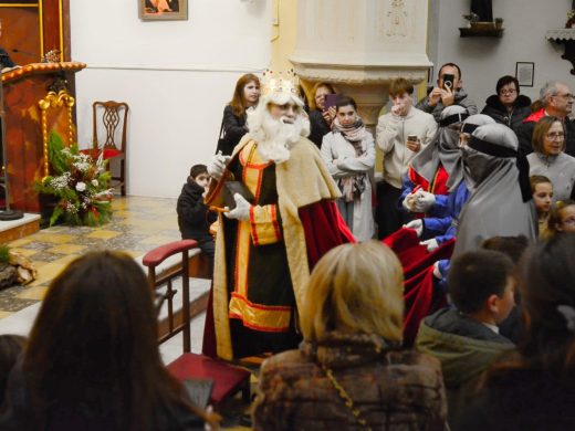 (Fotos) Los Reyes Magos recorren Ferreries a caballo repartiendo ilusión y regalos