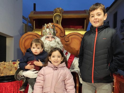 (Fotos) Los más pequeños de Sant Lluís celebran la llegada de los Reyes Magos