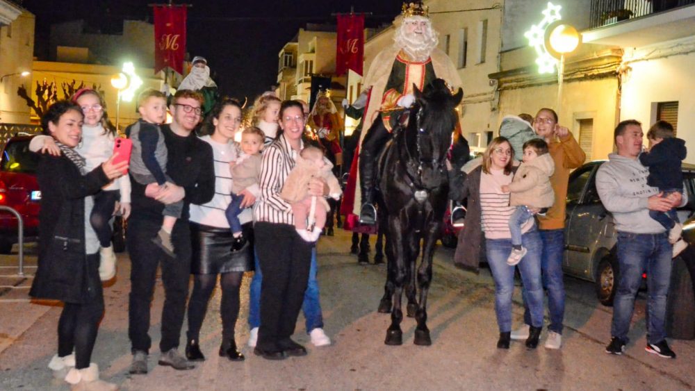 Música, caballos y mucha ilusión en la cabalgata de los Reyes Magos en Ferreries.