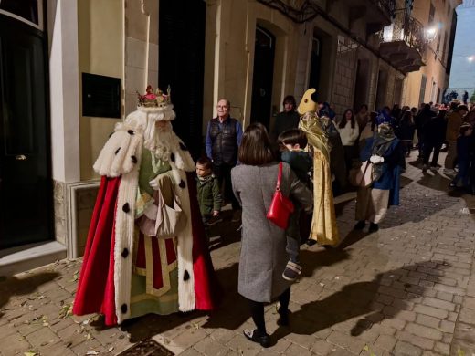 (Fotos) La cabalgata de los Reyes Magos ilumina Alaior