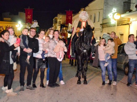 (Fotos) Los Reyes Magos recorren Ferreries a caballo repartiendo ilusión y regalos