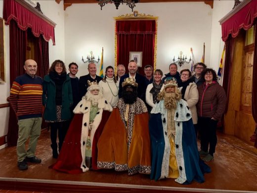 (Fotos) La cabalgata de los Reyes Magos ilumina Alaior