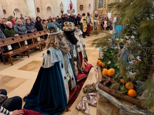 (Fotos) La cabalgata de los Reyes Magos ilumina Alaior