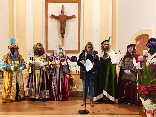 (Fotos) Los más pequeños de Sant Lluís celebran la llegada de los Reyes Magos