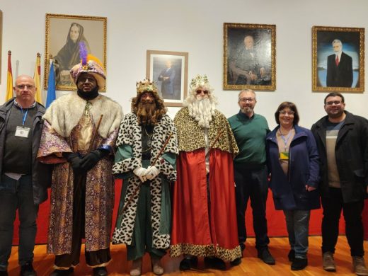 (Fotos) Los Reyes atracan en Calesfonts para repartir sus regalos en Es Castell