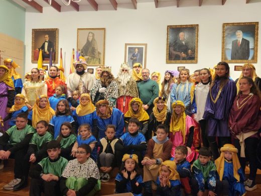 (Fotos) Los Reyes atracan en Calesfonts para repartir sus regalos en Es Castell