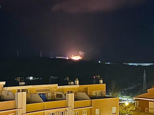 (Ampliación) Cuatro camiones de bomberos luchan contra el fuego en Milà