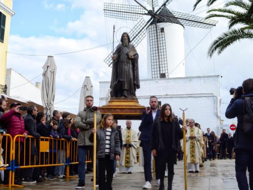 (Fotos) El sol permite celebrar la Processó dels Tres Tocs