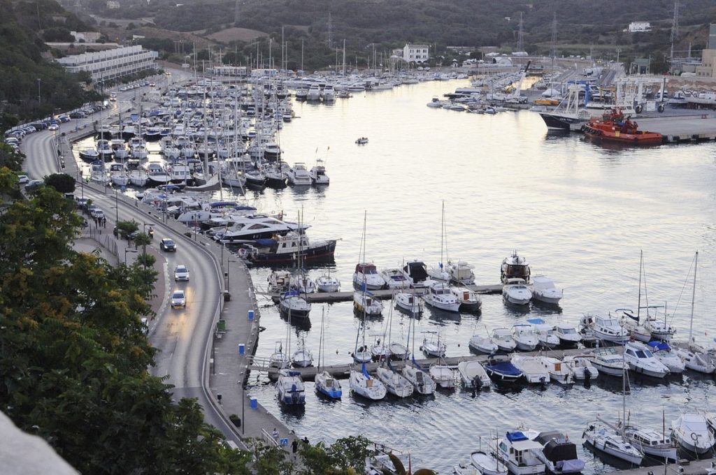 Amarres en el puerto de Maó.