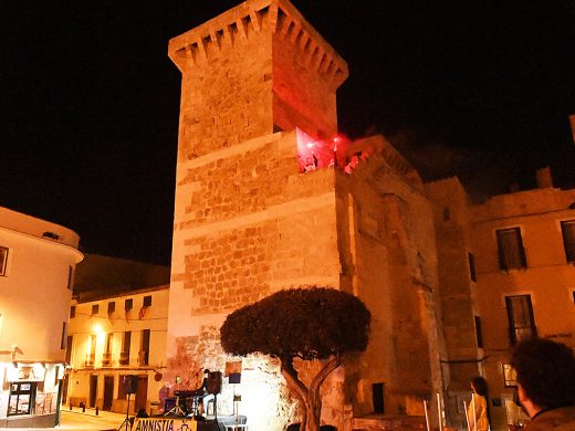 (Fotos) Solo cinco torres de Menorca se adhieren al tradicional encendido por los derechos humanos