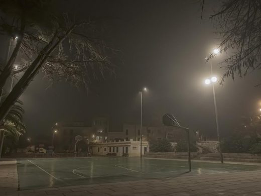 (Fotos) La niebla cubre la noche en Maó y difumina sus luces