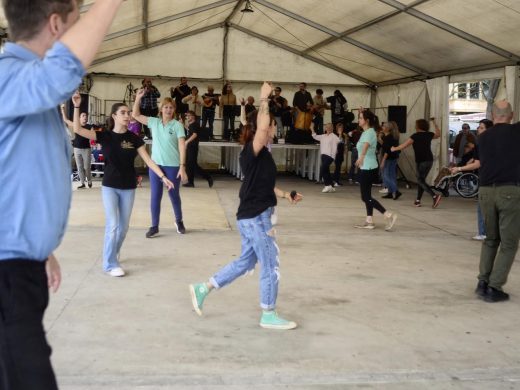 (Fotos) Música y tradición se dan cita en la plaza Explanada de Maó con un vibrante encuentro folklórico