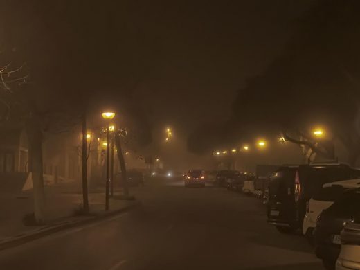 (Fotos) La niebla cubre la noche en Maó y difumina sus luces