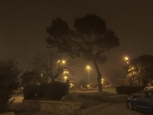 (Fotos) La niebla cubre la noche en Maó y difumina sus luces