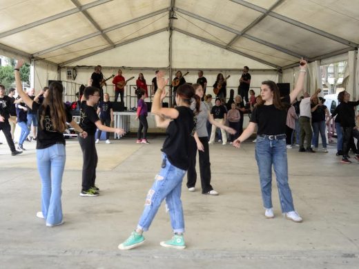 (Fotos) Música y tradición se dan cita en la plaza Explanada de Maó con un vibrante encuentro folklórico