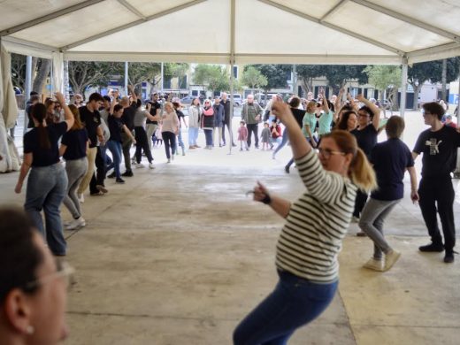 (Fotos) Música y tradición se dan cita en la plaza Explanada de Maó con un vibrante encuentro folklórico