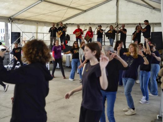 (Fotos) Música y tradición se dan cita en la plaza Explanada de Maó con un vibrante encuentro folklórico