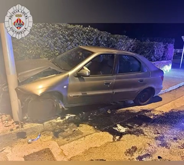 El vehículo quedó sobre la rotonda (Foto: Policía local Ciutadella)