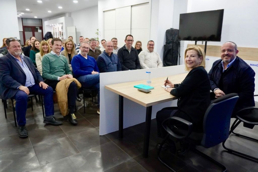 Alejandro Fernández, con simpatizantes y afiliados del PP en Menorca.